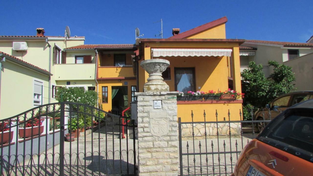Apartmani Petunia Fazana Exterior photo