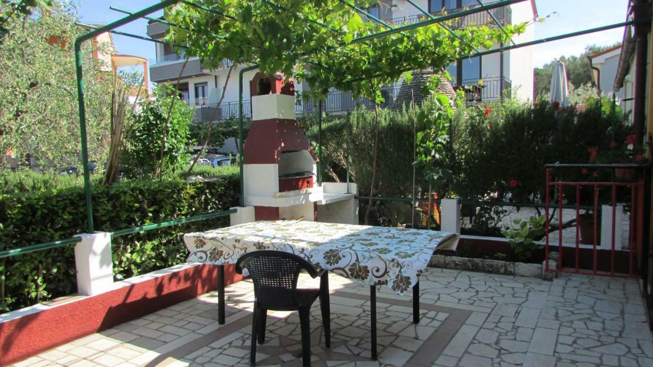 Apartmani Petunia Fazana Exterior photo